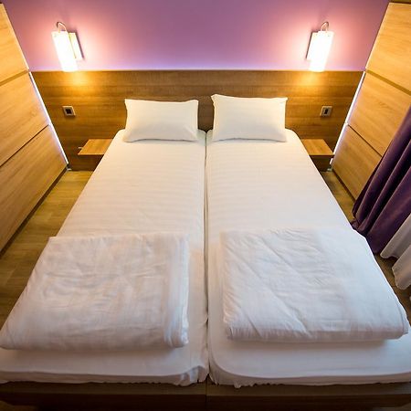 Motel Jezero 姆拉代诺瓦茨 外观 照片